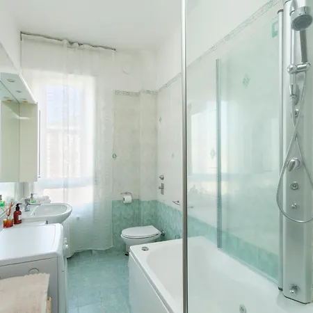 Two Spacious Bedrooms 1 Minute To Metro Stop Apartament Mediolan