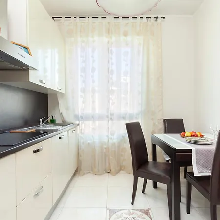 Two Spacious Bedrooms 1 Minute To Metro Stop Apartament