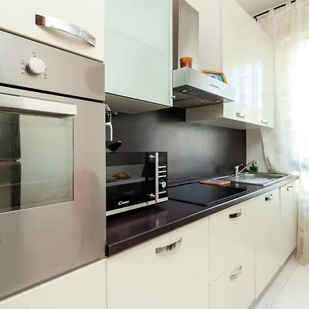 Two Spacious Bedrooms 1 Minute To Metro Stop Mediolan
