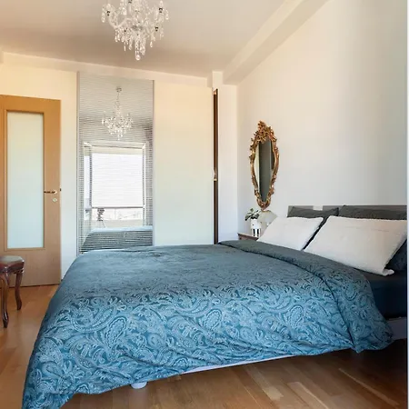 Two Spacious Bedrooms 1 Minute To Metro Stop Apartament Mediolan