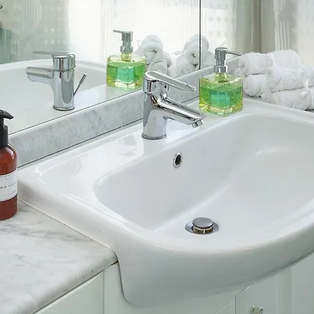 Two Spacious Bedrooms 1 Minute To Metro Stop Appartamento