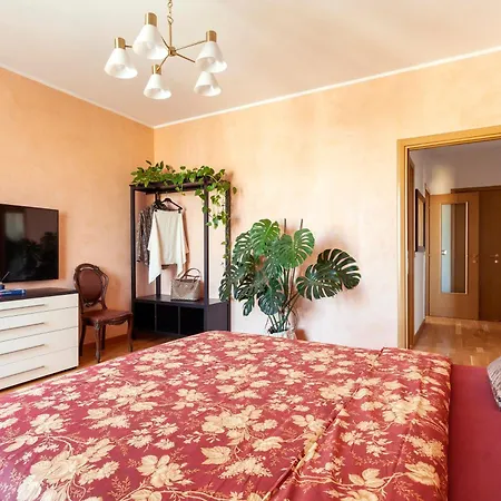 Two Spacious Bedrooms 1 Minute To Metro Stop Mediolan