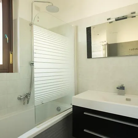 L'arche Comfort&relax - House On The Navigli River 2 アパート ミラノ
