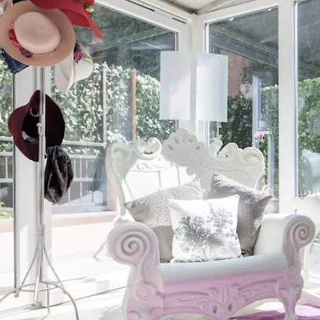 Elegant Triplex Townhouse With Luxe Terrace Apartment *