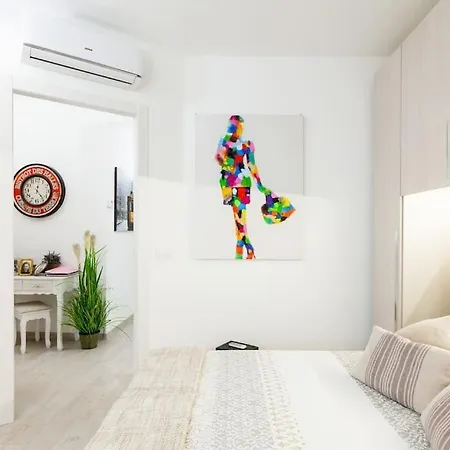 Apartment Elegant Triplex Townhouse With Luxe Terrace