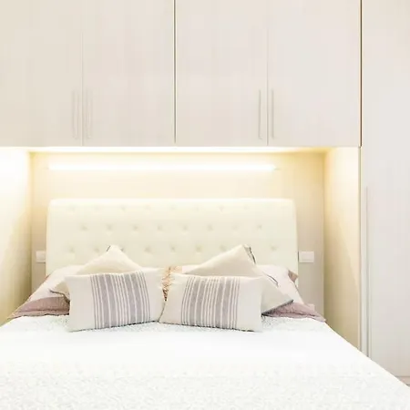 Elegant Triplex Townhouse With Luxe Terrace Apartment *