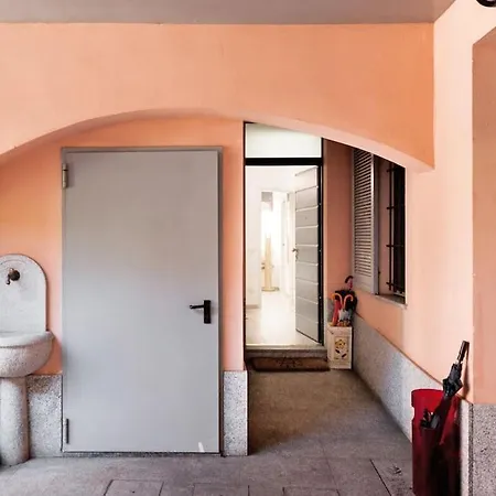 Apartment Elegant Triplex Townhouse With Luxe Terrace