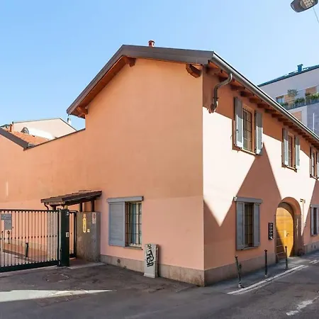 Elegant Triplex Townhouse With Luxe Terrace Apartment