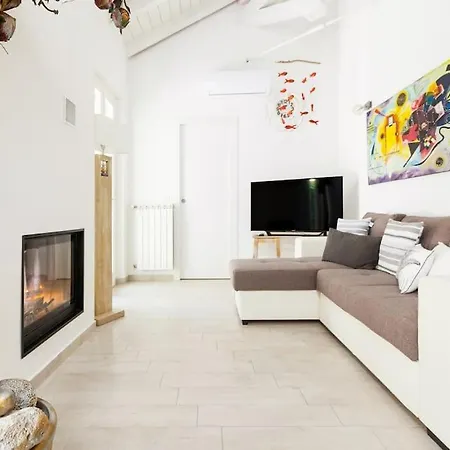 Apartment Elegant Triplex Townhouse With Luxe Terrace *