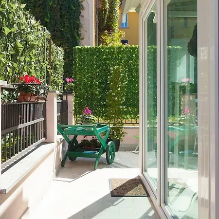 Elegant Triplex Townhouse With Luxe Terrace Apartment *
