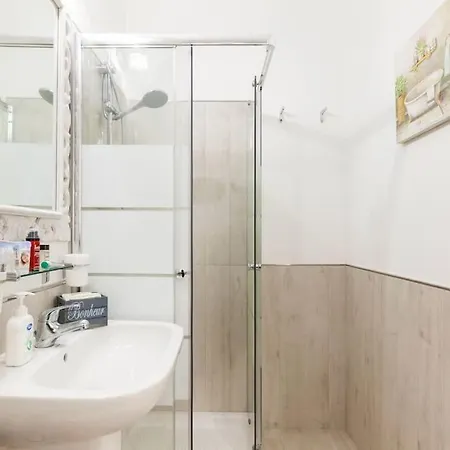 Apartment Elegant Triplex Townhouse With Luxe Terrace