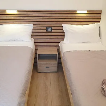 Your Lovely Home, Porta Venezia-1 Queen Bed, 3 Single Beds, 1 Sofa Bed- Apartment *