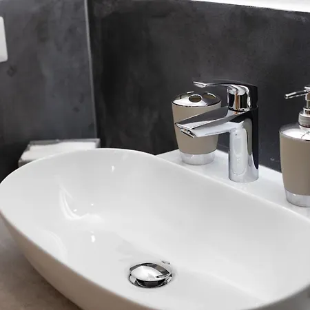 Appartement Fondazione Prada-navigli 15 Minutes To Duomo By Metro Milaan
