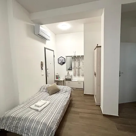 Bilocale In Bande Nere-metro Rossa Duomo