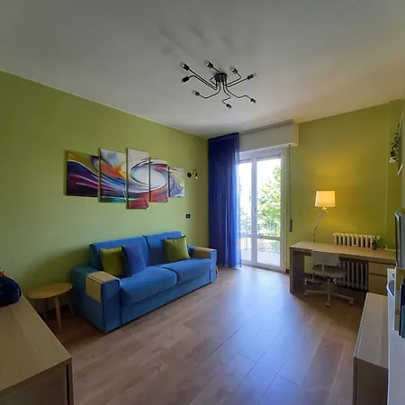 Bright Two-room Overlooking The Park アパート