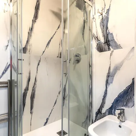 Stayeasy Quadronno33 - 3 Bedrooms, 2 Baths - Duomo Walking Distance Milano