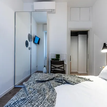Stayeasy Quadronno33 - 3 Bedrooms, 2 Baths - Duomo Walking Distance Milan