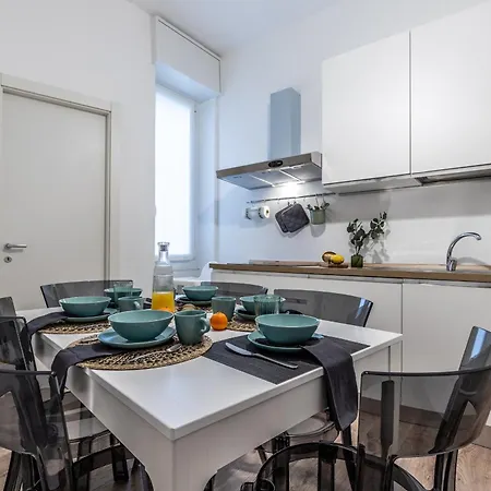 Stayeasy Quadronno33 - 3 Bedrooms, 2 Baths - Duomo Walking Distance Apartment Milan
