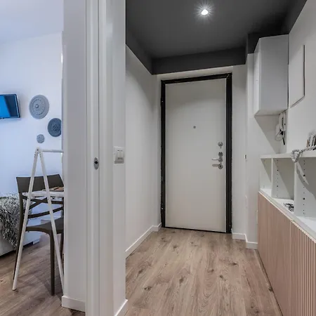 Stayeasy Quadronno33 - 3 Bedrooms, 2 Baths - Duomo Walking Distance Apartment