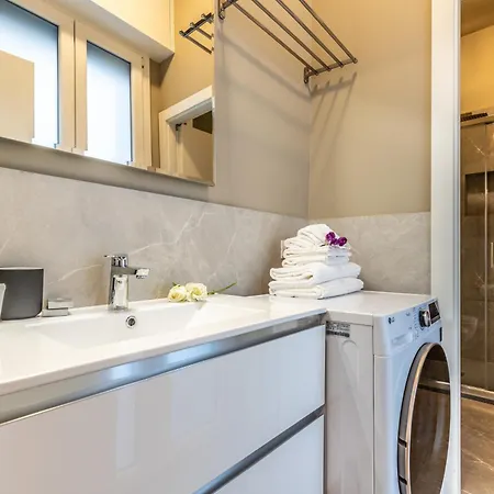 Apartment Stayeasy Quadronno33 - 3 Bedrooms, 2 Baths - Duomo Walking Distance Milan