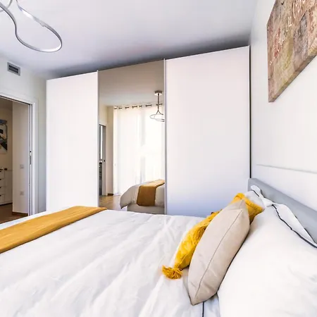 5 Min Walk From Subway Elegant & Modern Milan