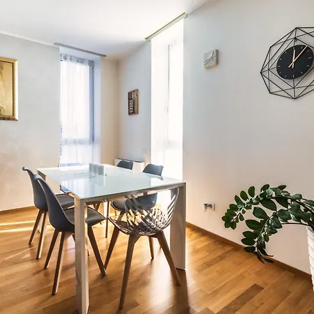 5 Min Walk From Subway Elegant & Modern *