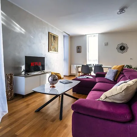 5 Min Walk From Subway Elegant & Modern