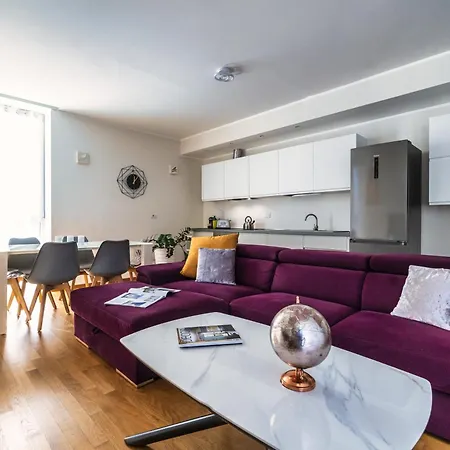 5 Min Walk From Subway Elegant & Modern *