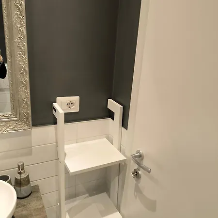 Nella Movida Di Isola-porta Nuova