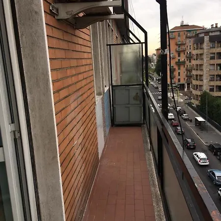 Lovely Flats Close To The Metro Appartamento Milano