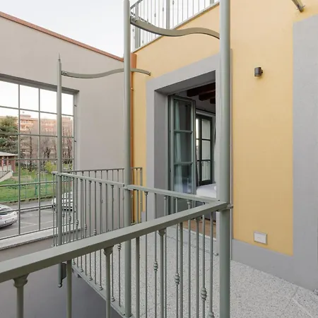 Guesthost - Modern In With Balcony