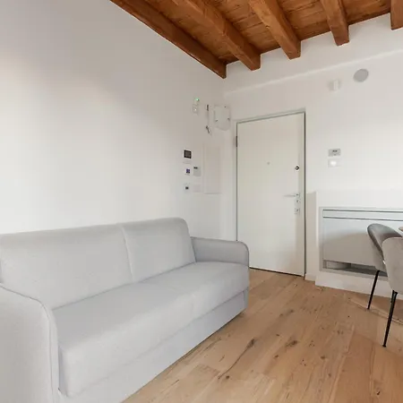 Guesthost - Modern In With Balcony ميلان