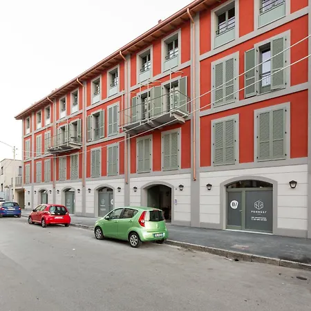 Guesthost - Modern In With Balcony Appartamento