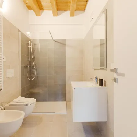 Guesthost - Modern In With Balcony Milano