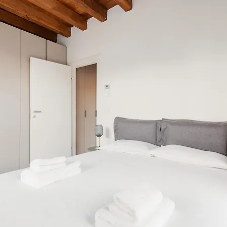 Guesthost - Modern In With Balcony Appartamento *