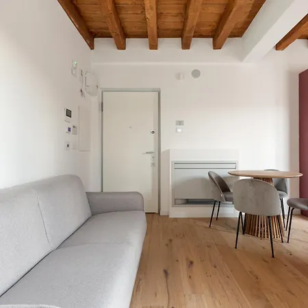 Guesthost - Modern In With Balcony