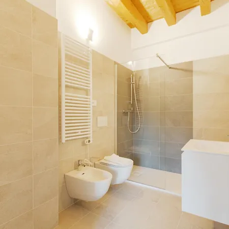 Guesthost - Modern In With Balcony