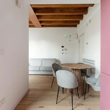 Guesthost - Modern In With Balcony