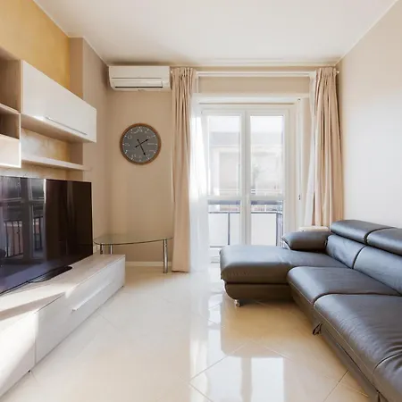 Guesthost - Niguarda Bright W Balcony شقة *