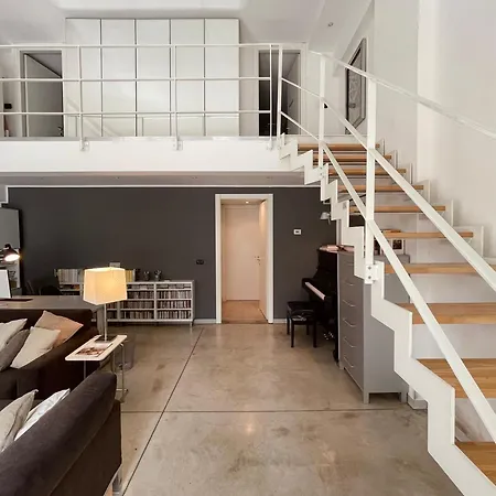 Ampio Loft Su Due Livelli Con Giardino Appartement Milaan