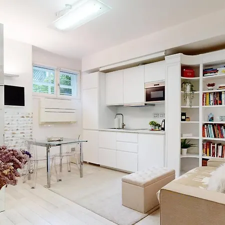 Mirrors House Chic In The City Center Apartment Milan