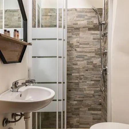 Room/suite Garibaldi40 شقة