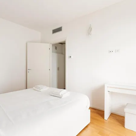 Brand New Apt With Terrace Milão