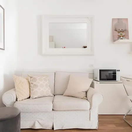 Charming Milanese Aparment Апартаменты