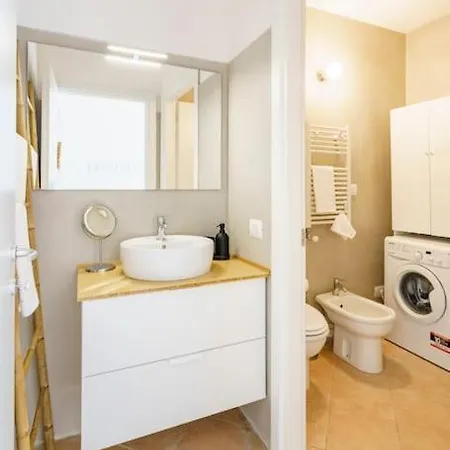 Brand New Large Studio With Parking - Opera Studio Apartment