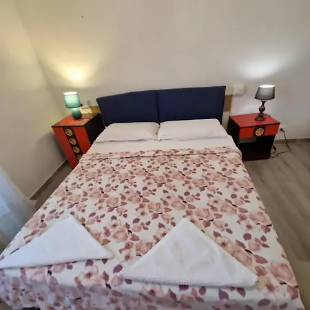 In The Center - Stanza In Centro Citta Проживание в семье