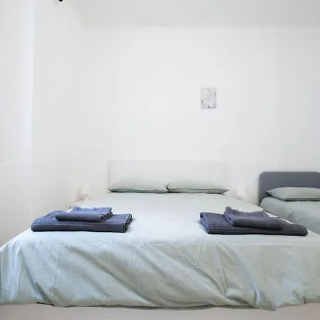 Apartman 4 Stops From The Center Milánó