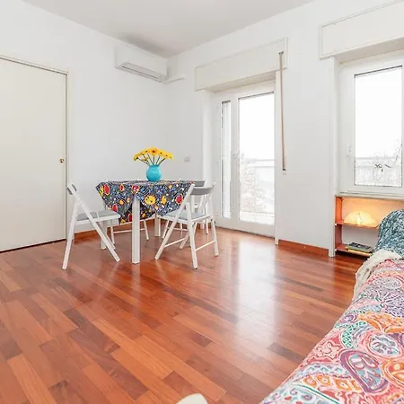 Bright And Quiet Close To Fair Apartament Mediolan