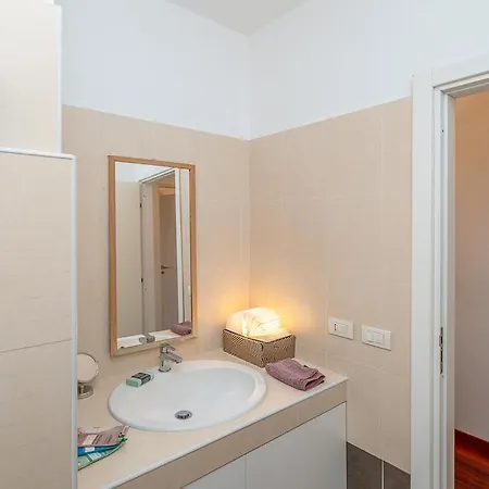 Bright And Quiet Close To Fair Apartament