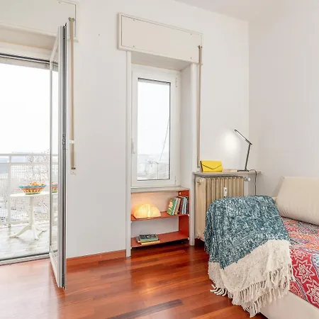 Bright And Quiet Close To Fair Apartament Mediolan